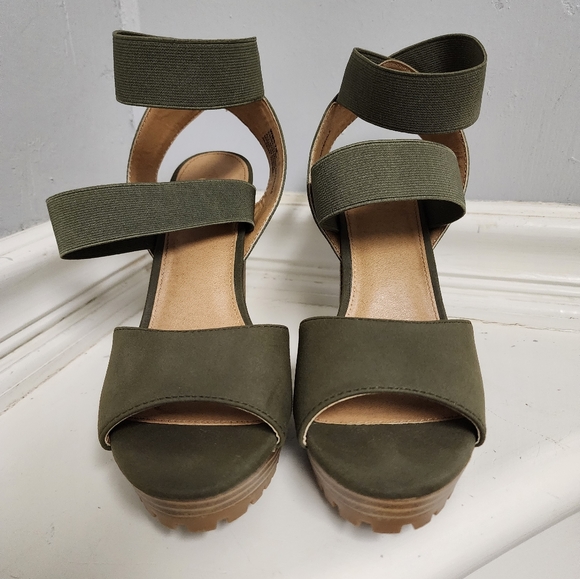 Women's Green Pumps - Picture 2 of 7